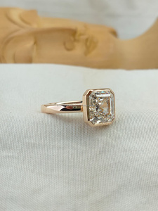 Élégante bague en diamant taille Asscher en or rose |   Éclat vintage inspiré du style Step Cut |   Bijoux de mariage raffinés et luxueux pour elle - Product Image 6