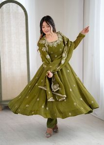 ชุดเดรส Anarkali ผ้าไหมปักลายสวยงามพร้อมผ้าคลุมไหล่เข้าชุด และกางเกงผ้าฝ้ายแขนยาว ชุดงานเทศกาลสไตล์ชาติพันธุ์ - Product Image 6