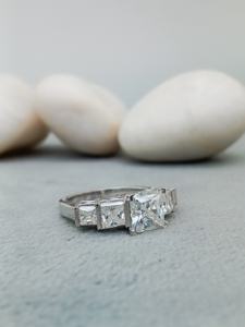 แหวนเพชรทรงปรินเซสคัท 2 กะรัต ทองคำแท้ 14K สำหรับผู้หญิง ยี่ห้อ D'VINS JEWELS เหมาะสำหรับงานหมั้น งานแต่งงาน และวันครบรอบ ได้รับการรับรองจาก IGI - Product Image 3