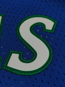 เสื้อบาสเก็ตบอลตาข่ายผู้ชาย ชุดกีฬาแขนกุดแบบกำหนดเองสำหรับทีม เสื้อฝึกซ้อมสไตล์ดัลลัส - Product Image 2