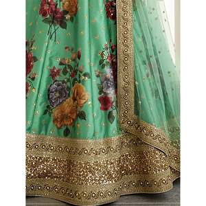 Lehenga Choli de Seda con Estampado Floral Verde para Damas de Honor de Talla Grande - Product Image 2