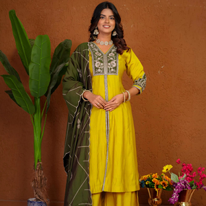 ชุดคุर्ติอานาร์กาลีผ้าไหมโรมันพรีเมียมพร้อมผ้าคลุมไหล่ปักลายหนัก – คอลเลกชันชุดสำหรับงานเทศกาล - Product Image 1