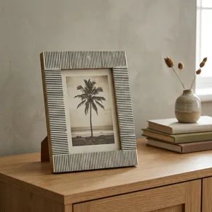 Cadre photo en bois artisanal, motif rayé noir et blanc de qualité supérieure, support de table décoratif pour la décoration de la maison et du bureau - Product Image 6