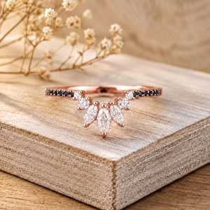 Anillo de boda curvo con diamante marquesa cultivado en laboratorio de primera calidad, anillo de diamante negro, anillo delicado apilable de platino para novia, regalo para ella. - Product Image 1