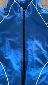 ผู้ผลิตเสื้อผ้าตามสั่ง ชุดแจ็คเก็ตกันลม ชุดวอร์มไนลอนน้ำหนักเบา ชุดวอร์มสีตัดต่อ ชุดจ็อกกิ้ง - Product Image 4