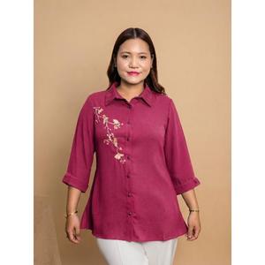 Camisa floral bordada para mujer de talla grande, le da un aspecto elegante para el uso diario. Compre directamente del proveedor a precio de mayoreo. - Product Image 1