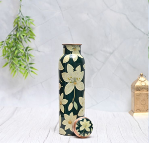 Elegante botella de cobre verde oscuro con motivos florales blancos. Perfecto para la hidratación. Disponible a precios de mayorista. - Product Image 1