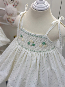 Vestido de niña a la moda, hecho a mano, con smock, de lino y algodón orgánico, transpirable, lavable, con estampado floral, en stock. - Product Image 5