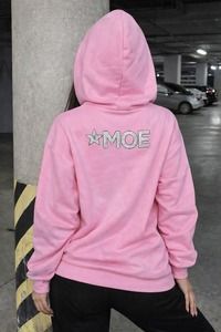เสื้อฮู้ดดี้ทรงบ็อกซี่สำหรับผู้หญิง ดีไซน์เก๋ไก๋ ตัดเย็บแบบรูปหัวใจ ประดับโลโก้ด้วยคริสตัลที่หน้าอก  รับผลิตเสื้อฮู้ดดี้สตรีทแวร์สำหรับผู้หญิง - Product Image 2