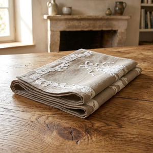 Chemin de table vintage brodé, motif floral blanc, en lin naturel, lavable, pour hôtel et décoration intérieure - Product Image 4
