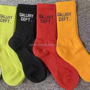 Chaussettes de performance à séchage rapide avec soutien amortissant et panneaux en maille pour le sport et l'entraînement quotidien - Product Image 3