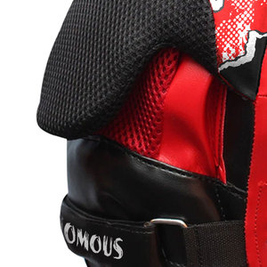 Mitaines de boxe en cuir Venomous Red Viper Curved Focus Pads pour entraînement MMA et Muay Thai, avec grip durable - Product Image 3