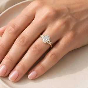 Bague de fiançailles en or massif avec diamant de laboratoire ovale de luxe, couleur E, clarté VVS, sertie de pierres latérales baguette et rondes, bague fine - Product Image 5
