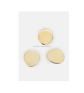 Posavasos antiguo de metal dorado con diseño floral en relieve para agregar un toque real a la decoración de eventos de bodas, fiestas y reuniones - Product Image 2