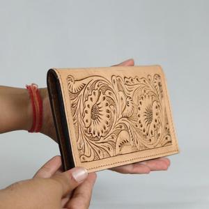 Cartera Larga de Cuero Genuino Hecha a Mano con Grabado Floral, Estilo Vintage, Cierre Plegable, Unisex, para Uso Diario - Product Image 3
