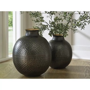 Jarrón Decorativo Minimalista de Metal con Asa, Acabado Negro Mate, 23.5 cm de Altura - Product Image 1