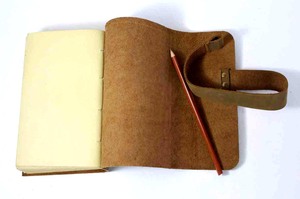 Cuaderno de Cuero de Primera Calidad, Vintage, Color Marrón, Hecho a Mano, con Diseño de Lápiz en Papel de Algodón Reciclado - Product Image 4