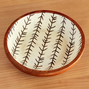 Plateau de service en bois rustique fabriqué à la main avec motif botanique complexe avec un design vibrant de feuilles stylisées - Product Image 1