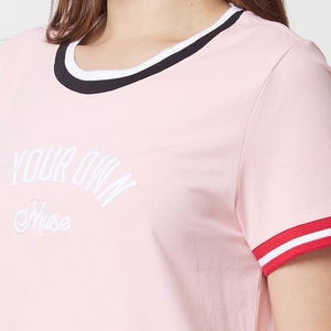 Fournisseur de t-shirts brodés pour femmes, t-shirt en coton durable avec motif brodé élégant, idéal pour les marques de vêtements et les commandes importantes - Product Image 5