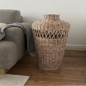Vase en rotin tressé en forme de sablier classique pour plantes artificielles, idéal pour la décoration de table, disponible à prix de gros. - Product Image 3