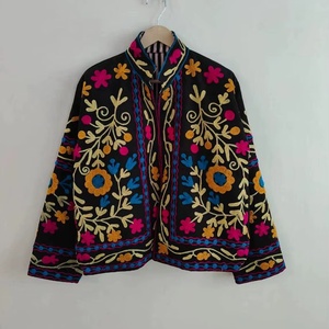 Chaqueta bomber bordada Suzani de terciopelo Chaqueta corta étnica floral Bohemia e hippie para invierno Diseño de bordado floral acogedor - Product Image 1