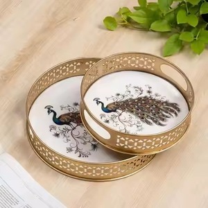 Elegante Juego de Jarrones Decorativos de Metal Pichwai con Bandeja para Regalo de Boda - Product Image 5