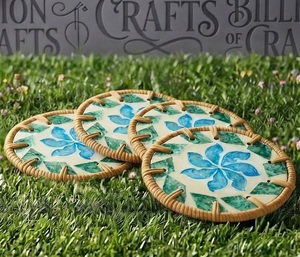 Posavasos Boho de Ratán Natural Tejido a Mano con Incrustaciones de Concha MOP con Flores Rosas para Mesa de Centro - Product Image 2