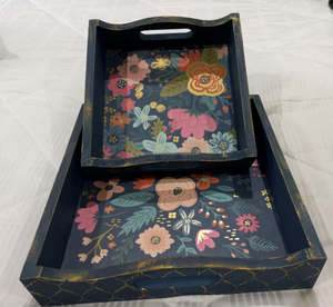 Ensemble de plateaux de service en bois pour rafraîchissements de café en bois de noyer personnalisé avec poignées en métal et plateau de service imprimé en émail - Product Image 3