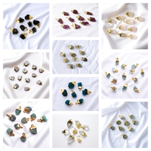 จี้หินมูนสโตนสีรุ้งดิบขนาด 15x10 มม. – จี้พลอยเคลือบทอง - Product Image 2