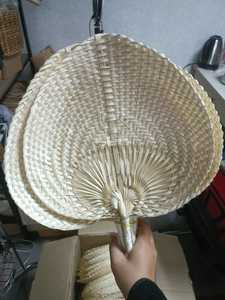 Éventail artisanal vietnamien traditionnel écologique en bambou sculpté, raphia, feuilles de palmier et paille tressée pour l'été - Product Image 3