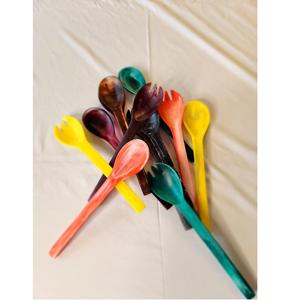 Ensemble de serveurs à salade en résine faits à la main et colorés, avec cuillère et fourchette assorties pour la présentation des aliments sur la table de cuisine - Product Image 1