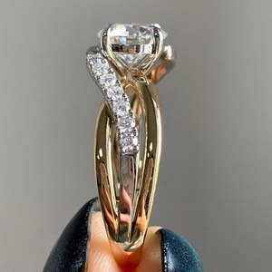 Anillo de Compromiso de Diamante Cultivado en Laboratorio, Corte Redondo de 2.0 CT, Anillo de Boda Solitario Trenzado, Anillo de Promesa Clásico con Banda Zig Zag para Mujer - Product Image 1