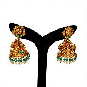 Boucles d'oreilles Jhumka en or massif 22 carats, style antique, motif Lakshmi, faites à la main, avec émeraudes vertes et perles naturelles - Product Image 1