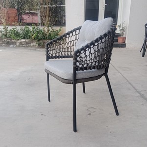 ROCF-041 Chaise d'extérieur moderne en osier avec coussin gris, structure métallique, mobilier de jardin contemporain, résistant aux intempéries - Product Image 2