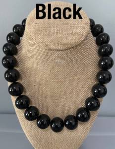 สร้อยคอเรซิ่นทรงกลมคุณภาพดีที่สุด ดีไซน์ทันสมัย ปรับแต่งรูปทรงได้ สวมใส่สบาย เหมาะสำหรับเป็นของขวัญงานแต่งงาน มีจำหน่ายในราคาที่เข้าถึงได้จาก UO - Product Image 3