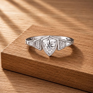Anillo de Compromiso de Oro Sólido de 10K, 14K, 18K con Tres Diamantes Cultivados en Laboratorio con Corte Escudo, Certificados por IGI, Color DEF, Claridad VS VVS - Product Image 2