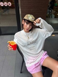 T-shirt blanc à manches longues pour femme, pull style streetwear, impression de logo personnalisée ; fabriqué au Vietnam. - Product Image 2