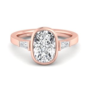 Anillo de compromiso clásico de plata de ley 925 con moissanita de corte ovalado engastada en bisel y detalles laterales en forma de trapezio para mujer, regalo sorpresa para boda - Product Image 1