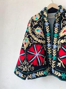 Chaqueta Suzani de Terciopelo Negro Premium con Bordado Floral, Manga Larga, Cuello Alto, Estilo Bohemio, Ropa de Abrigo Otoñal para Mujer - Product Image 5