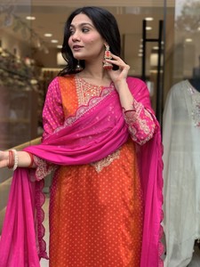 Ensembles très demandés pour femmes : Kurti orange droit en chinon pur avec pantalon et dupatta imprimée en chinon pur - Product Image 4