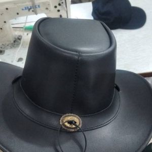 Chapeau Fedora en cuir de vache noir fait main avec une bande tressée, modèle Hatter Leather Top Hat par American Hat Makers. - Product Image 3