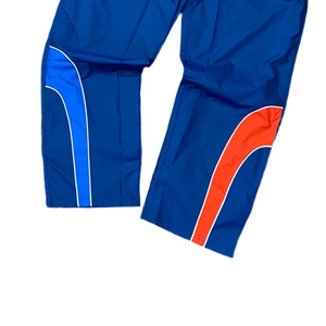 Conjunto deportivo corto con pantalones de pierna ancha, cordón en la cintura en ambas piezas, forro de malla interior y cortavientos. - Product Image 3