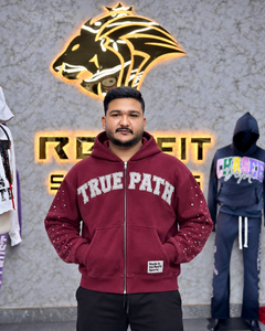 Sweat-shirt à capuche unisexe personnalisé avec fermeture éclair, style streetwear, lettres appliquées, en molleton, avec manches ornées de strass, pour usage quotidien, style haut de gamme, étiquette personnalisée - Product Image 1