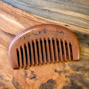 Peine de madera de sándalo tallado a mano, de dientes finos, artesanal, de la India, disponible aquí - Product Image 1