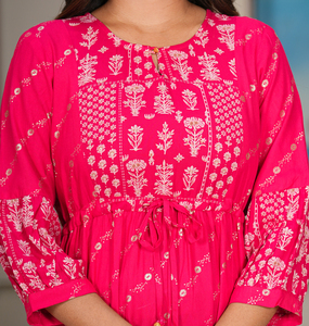 Ensemble femme en rayonne imprimé floral doré, grande taille, robe à volants, manches 3/4, col trou de serrure, rose, décontracté, festif, élégant, longueur complète - Product Image 1