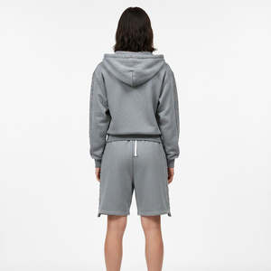 Ensemble de survêtement unisexe gris chiné en molleton bouclette avec sweat à capuche zippé à manches cloutées et short – Tenue de sport décontractée 2 pièces - Product Image 3