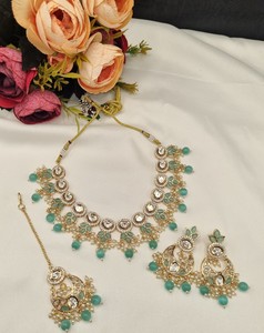 Ensemble de bijoux élégant en pierres précieuses Kundan, collier en pierres précieuses plaqué or avec des gouttes de perles, ensemble de collier avec boucles d'oreilles et mangtika pour mariage, pour femmes - Product Image 1