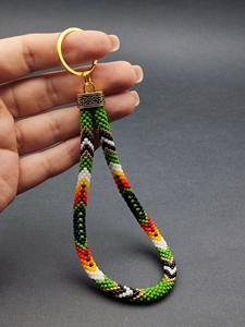 Cadena de muñeca hecha a mano con cuentas de arcoíris y espirales con cierre dorado – Accesorio artesanal colorido para llaves y tarjetas de identificación - Product Image 4