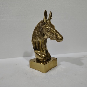 Escultura Metálica Moderna de Cabeza de Caballo con Colores y Tamaños Personalizables en la Base, Acabado Plateado - Product Image 6