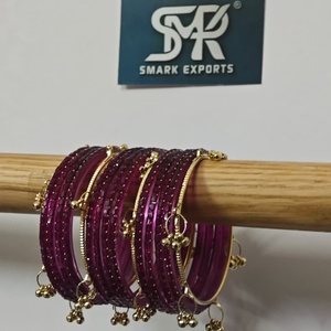 Ensemble de 16 bracelets en verre kashmiri de luxe, couleur magenta violet, avec breloques Ghungroo dorées, bijoux de mariée indiens traditionnels faits à la main - Product Image 3